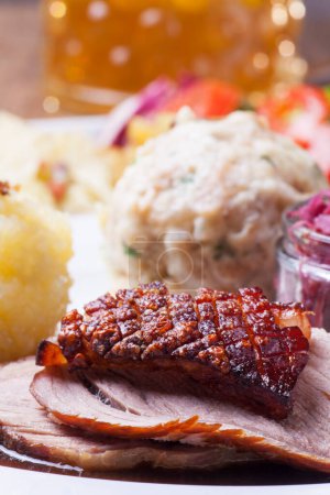 Téléchargez les photos : Rôti de porc bavarois aux boulettes - en image libre de droit