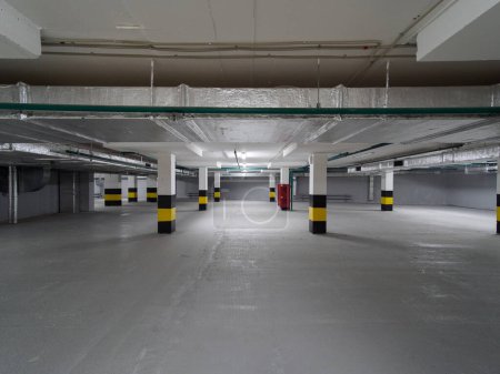 Téléchargez les photos : Intérieur vide du parking souterrain - en image libre de droit