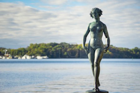 Téléchargez les photos : Statue féminine à l'hôtel de ville de Stockholm - en image libre de droit
