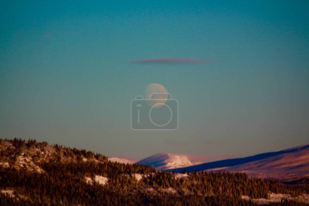 Téléchargez les photos : Beau paysage hivernal avec neige et lune - en image libre de droit