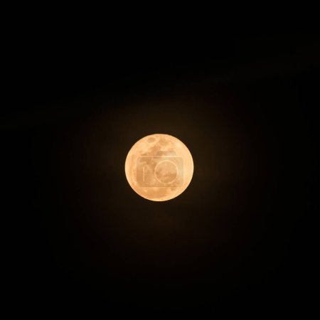 Foto de Luna sobre el fondo oscuro del cielo - Imagen libre de derechos