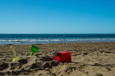 Téléchargez les photos : Vue rapprochée de Sand Toys sur la plage de la mer - en image libre de droit