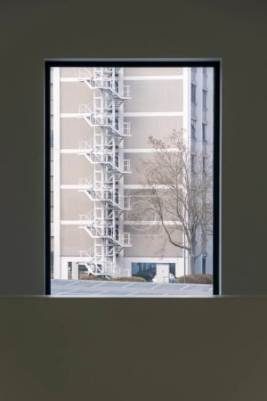 Foto de Una escalera en un edificio fuera de la ventana - Imagen libre de derechos