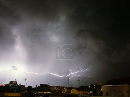 Téléchargez les photos : Grande grève dans le ciel nocturne avec tempête - en image libre de droit