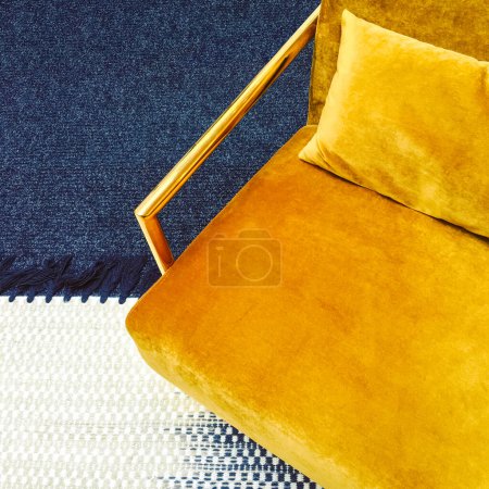 Téléchargez les photos : "Fauteuil en velours jaune foncé de style rétro
" - en image libre de droit