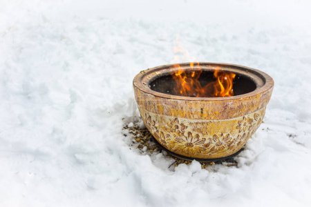 Téléchargez les photos : "Bol à feu dans la neige" - en image libre de droit