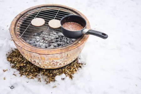 Téléchargez les photos : "Snacks barbecue en hiver froid" - en image libre de droit