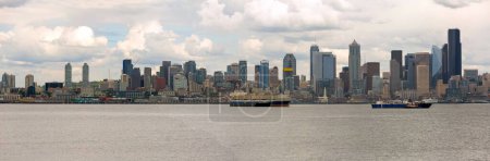 Téléchargez les photos : "Seattle City Skyline le long de Elliott Bay
" - en image libre de droit
