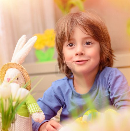 Téléchargez les photos : Petit garçon célébrant les vacances de Pâques - en image libre de droit