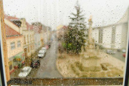Téléchargez les photos : "Vue sur la ville par la fenêtre un jour de pluie." - en image libre de droit