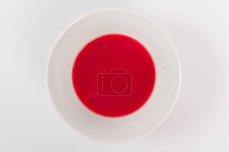 Téléchargez les photos : "Soupe de betteraves avec du vin sur une table
" - en image libre de droit
