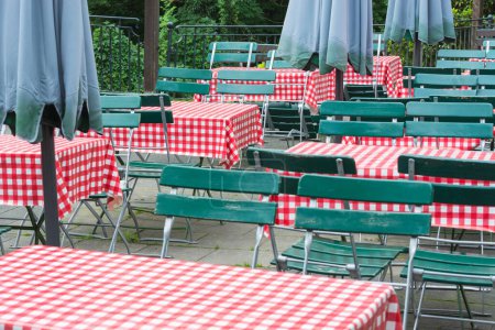Téléchargez les photos : Restaurant extérieur en italie avec table et chaises - en image libre de droit