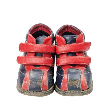 Foto de Zapatos infantiles usados sobre fondo blanco - Imagen libre de derechos
