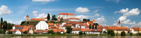 Téléchargez les photos : "Ptuj, Slovénie, vue panoramique de la plus ancienne ville de Slovénie avec un château surplombant la vieille ville depuis une colline, nuages laps de temps
" - en image libre de droit