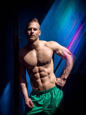 Téléchargez les photos : Bel homme musclé torse nu posant dans la salle de gym - en image libre de droit