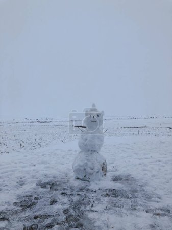 Téléchargez les photos : Bonhomme de neige en Islande. fond d'hiver - en image libre de droit