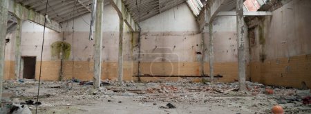 Foto de Edificio abandonado de la vieja fábrica. Nadie. - Imagen libre de derechos