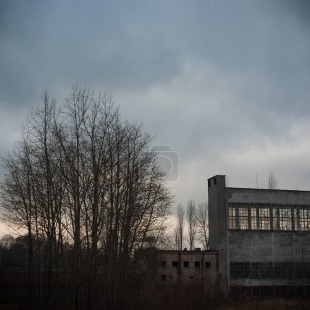 Téléchargez les photos : Ancien bâtiment d'usine abandonné. Personne. - en image libre de droit