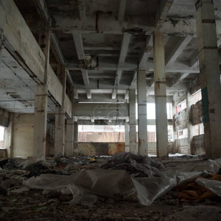 Téléchargez les photos : Ancien bâtiment d'usine abandonné. Personne. - en image libre de droit