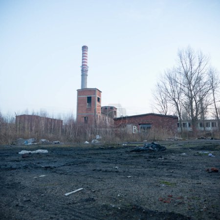 Téléchargez les photos : Vieux bâtiment d'usine abandonné. Zone déserte - en image libre de droit