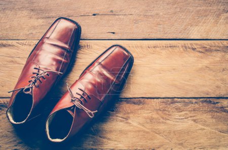 Foto de "Zapatos de cuero en el suelo de madera
." - Imagen libre de derechos