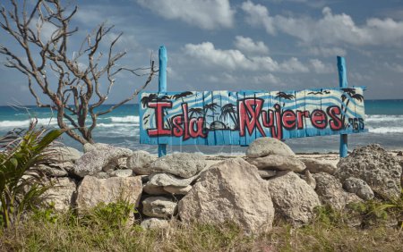Foto de Tabla de madera Isla Mujeres en la costa del mar - Imagen libre de derechos