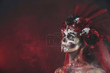 Téléchargez les photos : Jeune fille à l'image de Santa Muerte - en image libre de droit