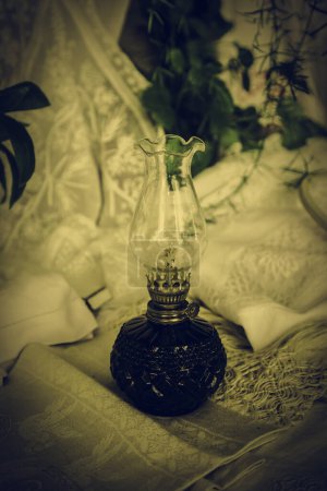 Téléchargez les photos : Vieille lampe à huile en sépia ton - en image libre de droit