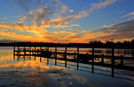 Téléchargez les photos : Belle silhouette coucher de soleil et jetée de bois - en image libre de droit