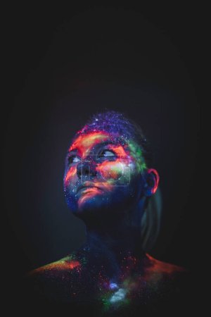 Téléchargez les photos : Portrait d'une fille peinte aux couleurs UV fluorescentes. - en image libre de droit