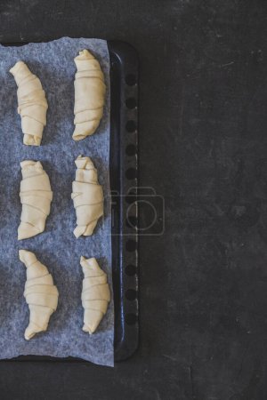 Téléchargez les photos : "Croissants crus au chocolat sur une plaque à pâtisserie avant cuisson
" - en image libre de droit
