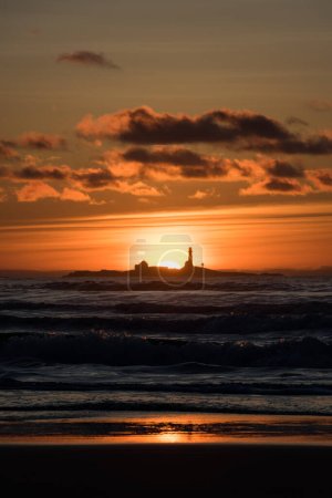 Téléchargez les photos : Coucher de soleil Hellst plage avec phare jaune rouge Norvège - en image libre de droit