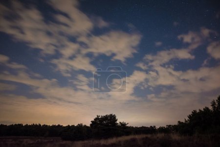 Téléchargez les photos : Ciel nocturne nuageux dans le parc national Maasduinen aux Pays-Bas - en image libre de droit