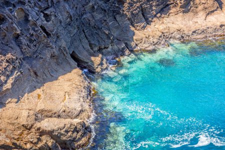Foto de Bahías costeras idílicas y cuevas marinas explorando - Imagen libre de derechos