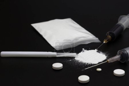Foto de Falsa bolsa de heroína o diacetilmorfina y jeringas - Imagen libre de derechos