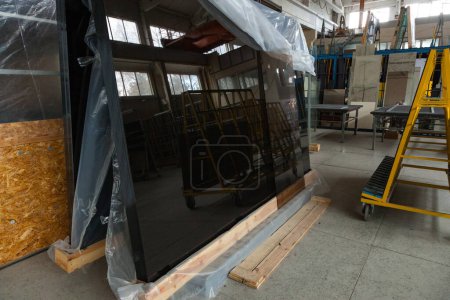 Foto de Interior de una gran fábrica de vidrio y espejo de corte - Imagen libre de derechos