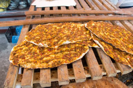 Téléchargez les photos : "Lahmacun, Crêpe à pizza turque avec remplissage de viande
" - en image libre de droit