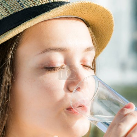 Foto de Mujer bebiendo un vaso de agua - Imagen libre de derechos