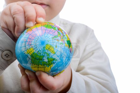 Téléchargez les photos : Baby tenant un globe - en image libre de droit