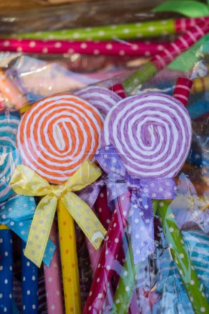 Téléchargez les photos : "délicieux tourbillon bonbons et bonbons pour les enfants
" - en image libre de droit
