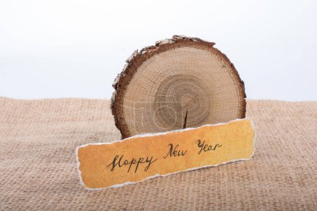 Foto de "Feliz año nuevo escrito en un papel roto
" - Imagen libre de derechos