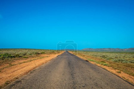Téléchargez les photos : Empty Australian Road inside the Cape Range National Park close to Exmouth - en image libre de droit