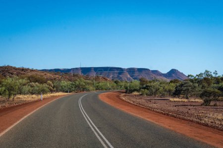 Téléchargez les photos : Paysage australien autour de Tom Price route menant au parc national de Karijini - en image libre de droit