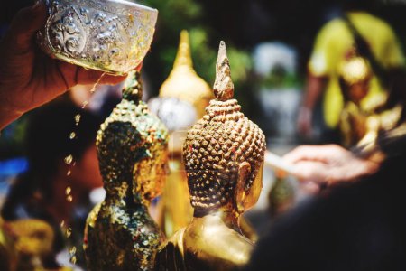 Téléchargez les photos : "Baignade du Bouddha en Thaïlande." - en image libre de droit