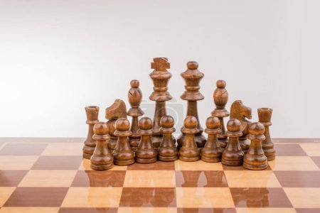 Téléchargez les photos : "échiquier avec pièces d'échecs " - en image libre de droit