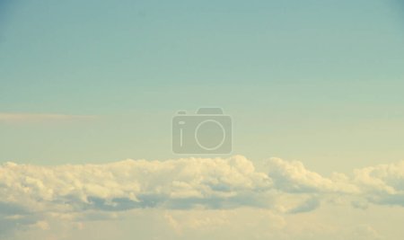 Foto de "Nubes de color blanco cubren el cielo azul
 " - Imagen libre de derechos