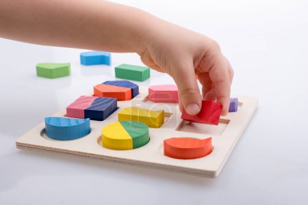 Foto de "Coloridas piezas de un rompecabezas de lógica en la mano
" - Imagen libre de derechos