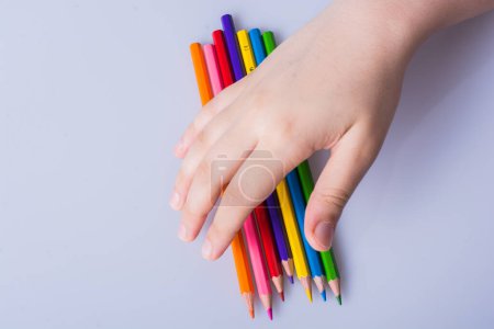Téléchargez les photos : " Crayons de couleur sur fond blanc" - en image libre de droit