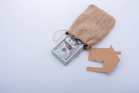 Foto de "Casa de papel junto al billete de dólar estadounidense
 " - Imagen libre de derechos