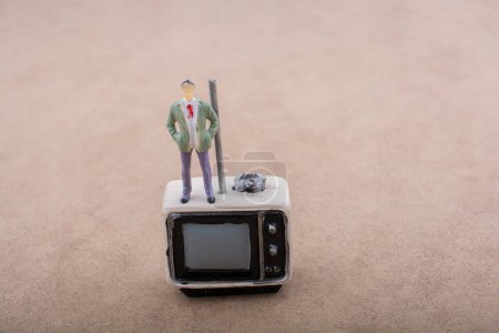 Téléchargez les photos : "Rétro sylée minuscule télévision et une figurine
 " - en image libre de droit